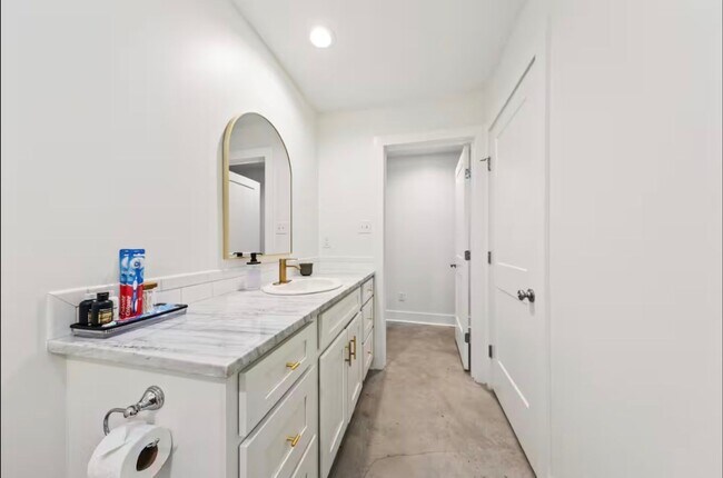 Building Photo - FOR RENT in LAFAYETTE!