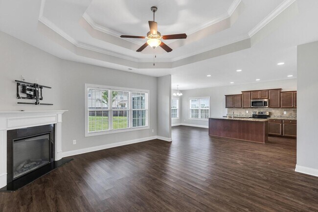 Building Photo - Large 4 bedroom home!