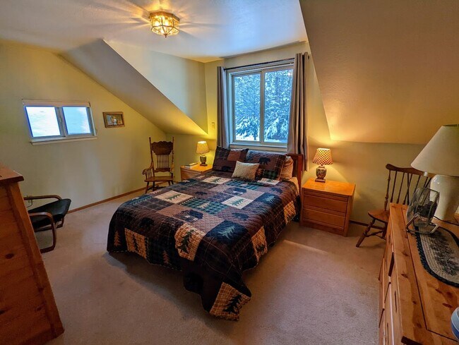 Building Photo - Pet friendly 4Bd home for a seasonal lease...