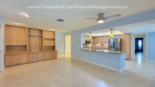 Building Photo - CLASSIC SARASOTA POOL HOME WITH UPDATES AN...