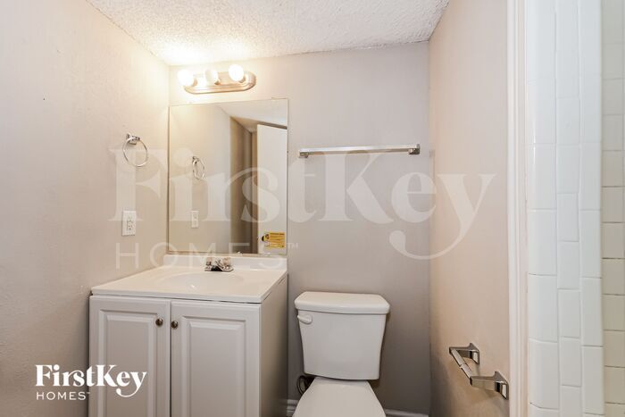 Building Photo - 902 Poinsettia Dr