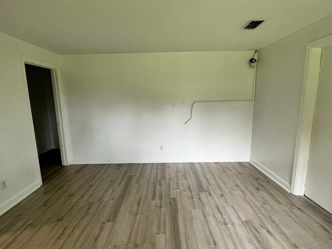 Building Photo - 824 Concord Rd