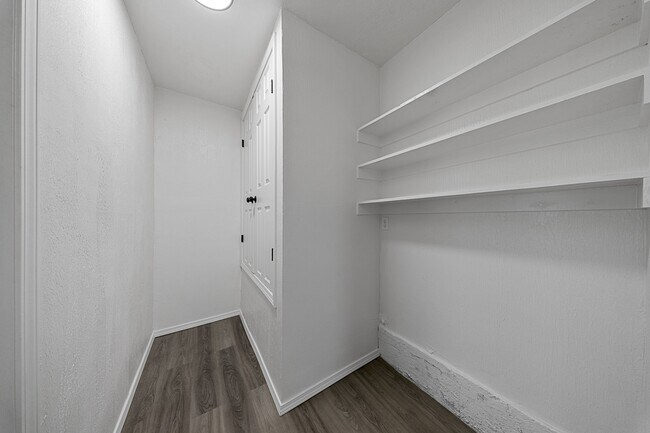 Building Photo - 3232 Parker Dr