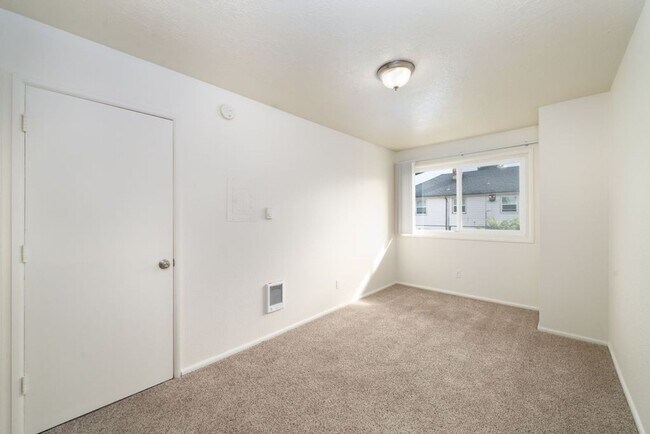 Building Photo - 1 bedroom ,pets welcome! Get it now before...