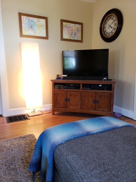 other side of living room - 207 E Vermilya Ave