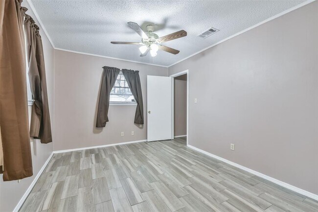 Building Photo - 23807 Red Oak Dr