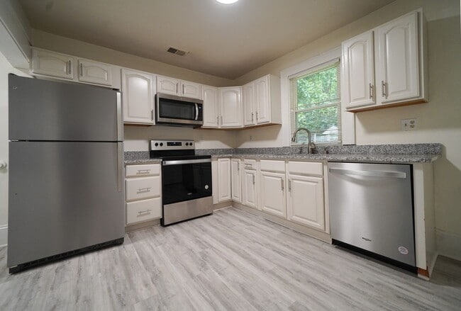 Building Photo - Villa Heights-Belmont Area 2 or 3 bed, 2 b...