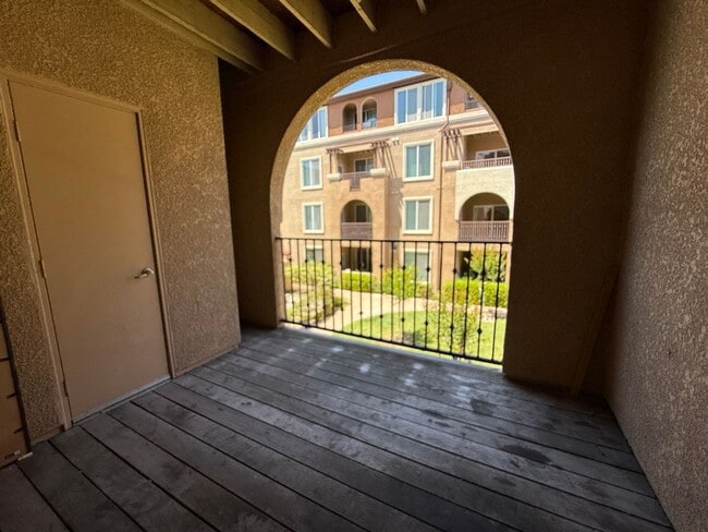 Building Photo - Beautiful 2 Bedroom 2 Bath Condo in the Desirable Villa Cortina Community!