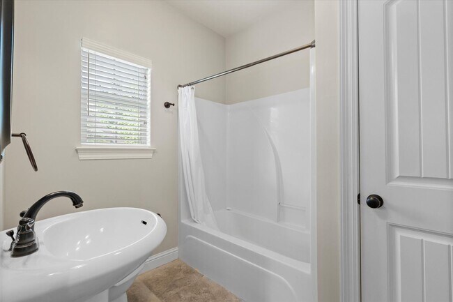 Building Photo - UPCOMING LISTING-CUSTOM BUILT HOME IN PINEHURST