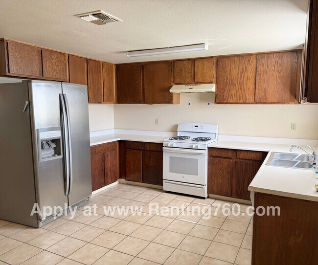 Primary Photo - Spacious 2 Bed 1 Bath Home With Indoor Lau...
