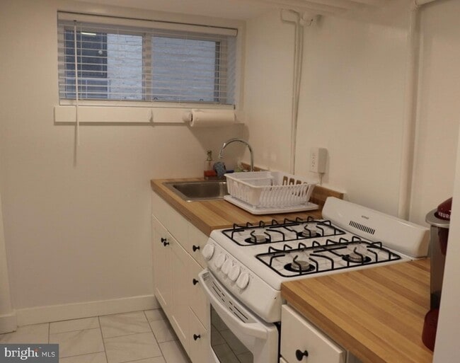 Building Photo - 2121 N Street NW Unit 2