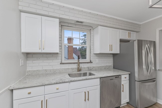 Building Photo - Monfort Heights- Beautifully Renovated 3 b...