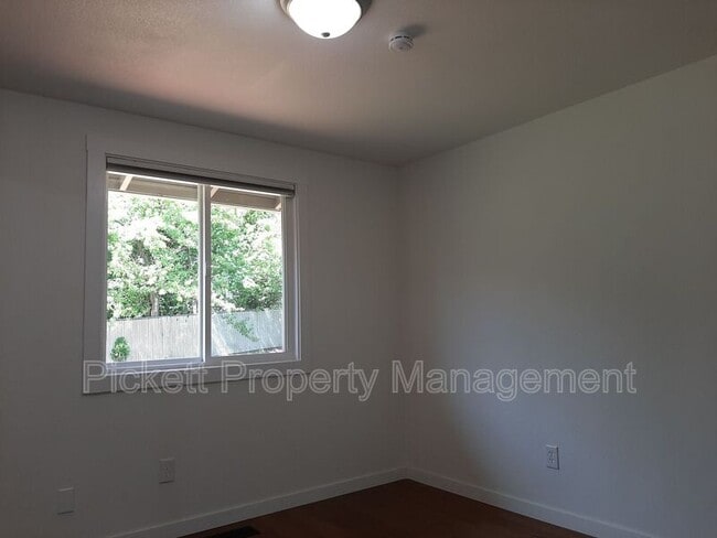Building Photo - 212 NE Torval Canyon Rd