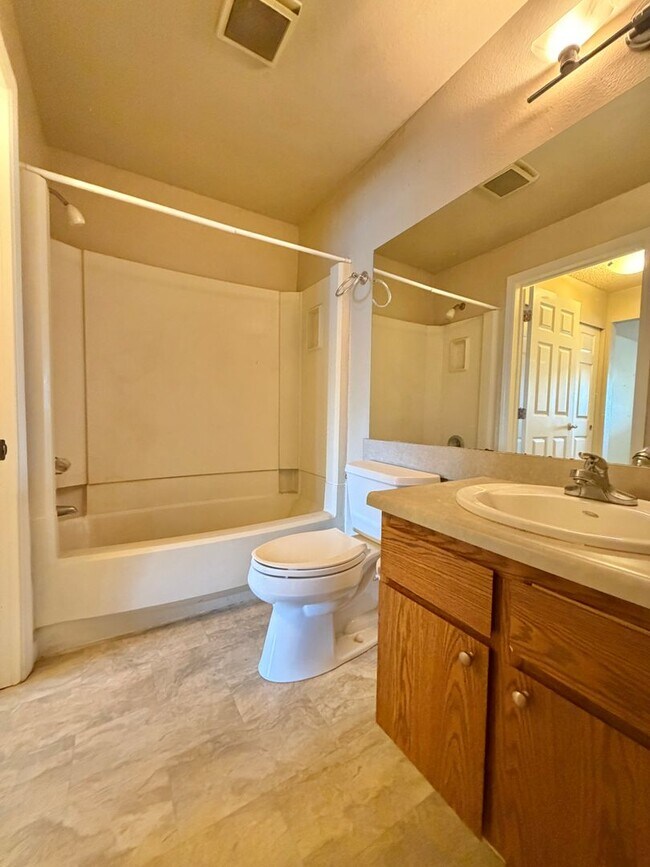 Building Photo - Affordable Top Floor Condo on Bus Route