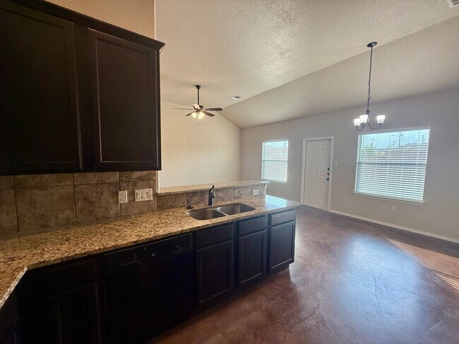 Building Photo - Beautiful 3 bedroom, 2 bathroom home in Ne...