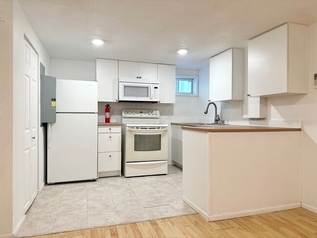 Building Photo - Converted Duplex 2 Bed 1 Bath w/ Private Y...