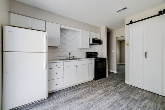 Building Photo - Cozy 2BR Duplex with Fenced Yard in Convenient Rincon Location