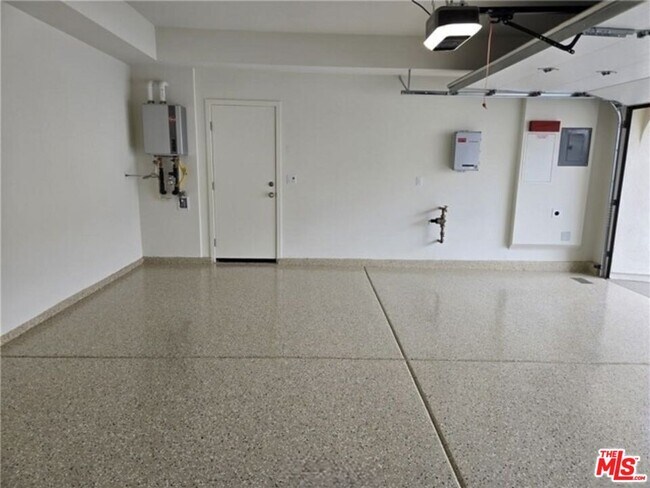 Building Photo - 113 Escala