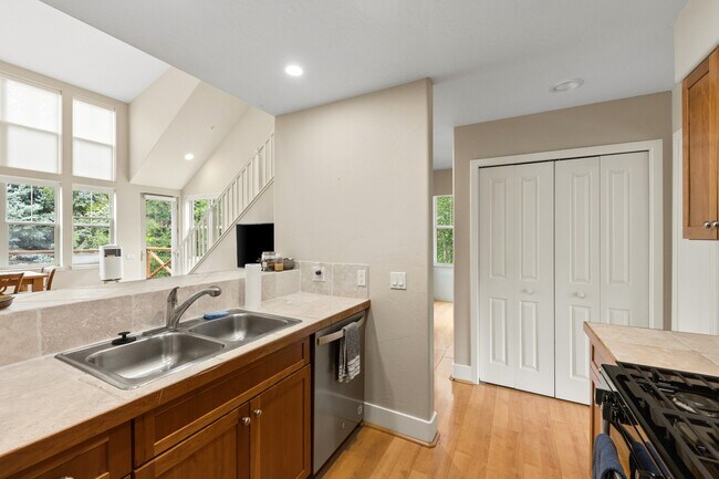Building Photo - 562 Evans Ct