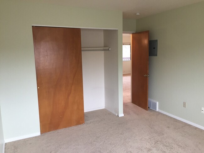 Building Photo - One Bedroom Top Floor Corner Unit Condo