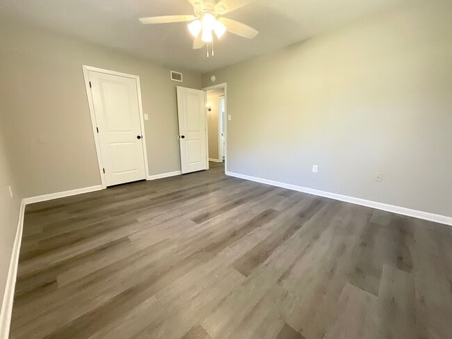 Building Photo - 713 Melody Ln