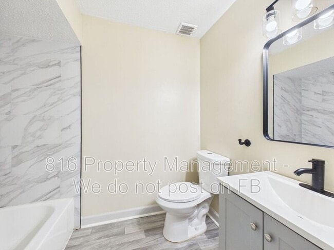 Building Photo - 402 S Commercial Ave