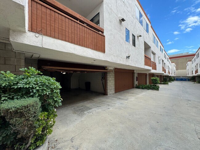 Building Photo - Available April 2026: 3 Bedroom, 2.5 Bathroom Townhouse with Attached Garage and Washer and Dryer...