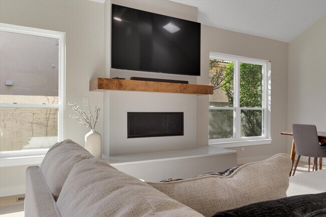Building Photo - 11421 Desert Classic Ln NE
