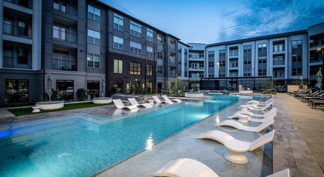 Building Photo - 16717 Westpark Dr