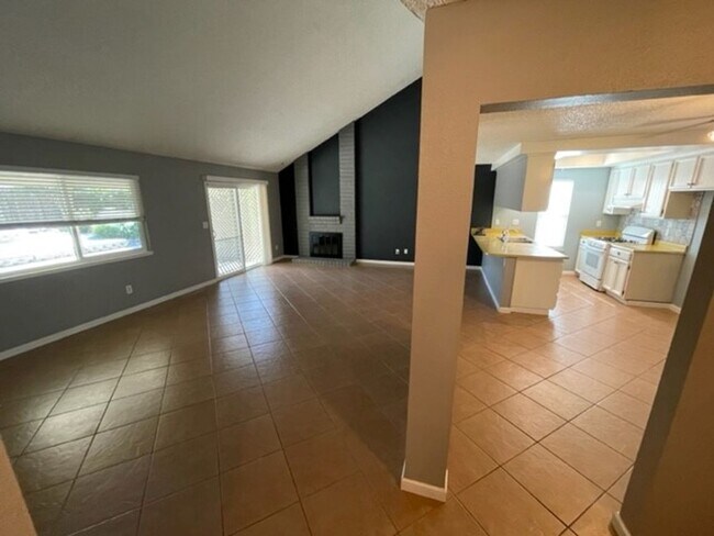 Building Photo - Roseville 3 bedroom