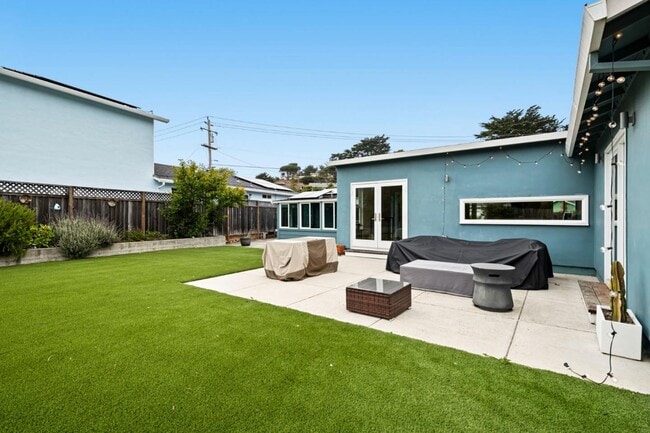 Building Photo - 796 Crespi Dr