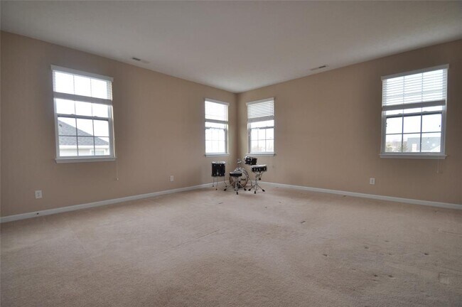 Building Photo - 2556 Diamond Lake Dr