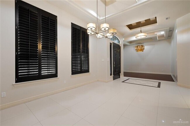 Building Photo - 2505 Grand Canal Dr