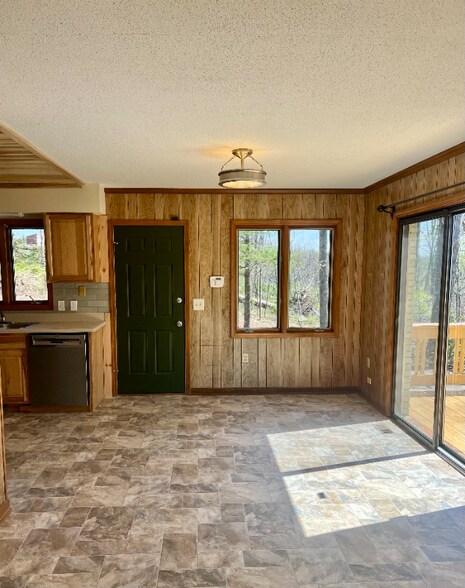 Building Photo - 416 Banks Mountain Dr