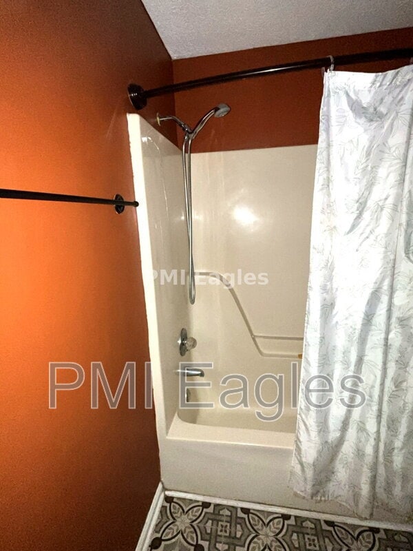 Building Photo - 916 Linda Dr