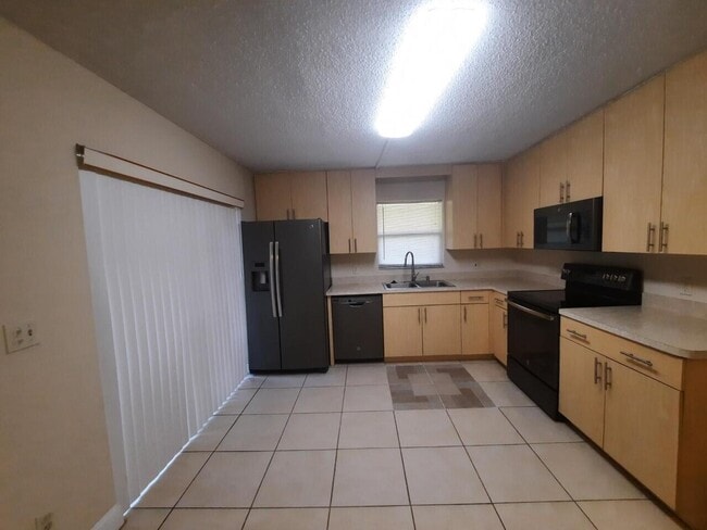 Building Photo - 1440 N Lawnwood Cir