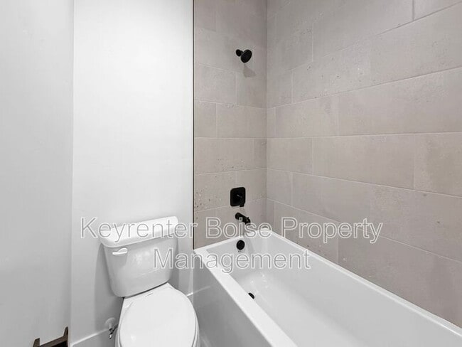 Building Photo - 618 E Krall St