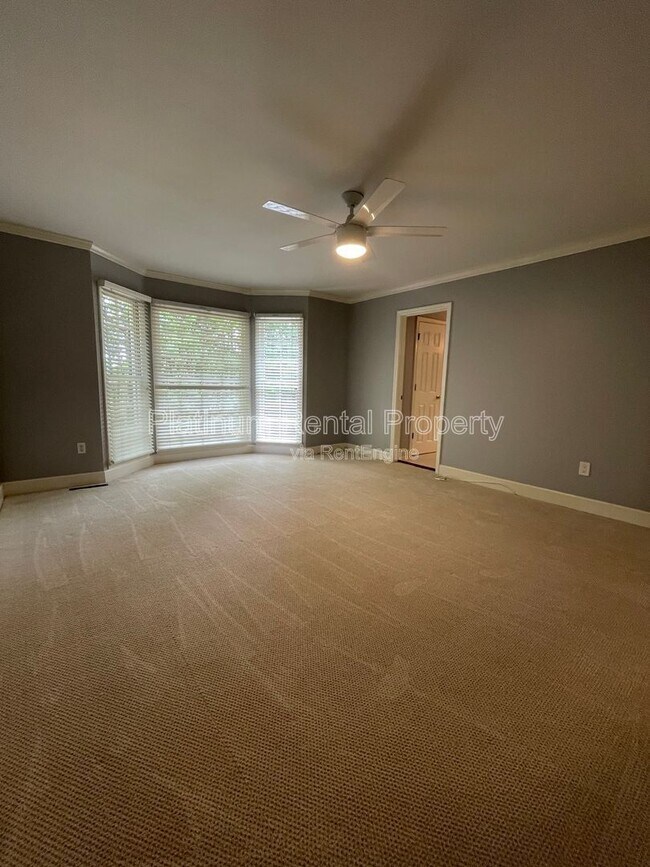 Building Photo - 4204 N Mountain Rd NE