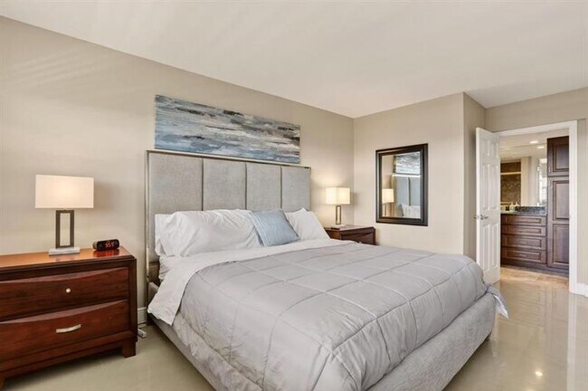 Building Photo - 605 Oaks Dr