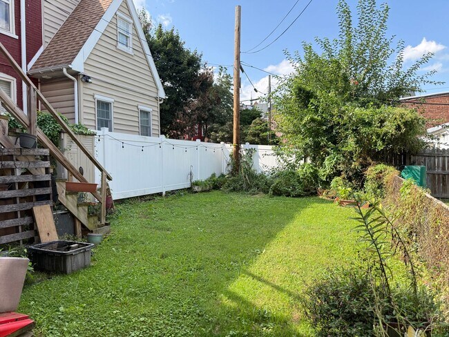 Building Photo - 547 W Lemon St