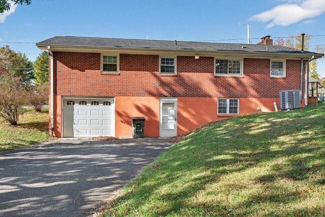 Building Photo - 316 Morningside Dr SW