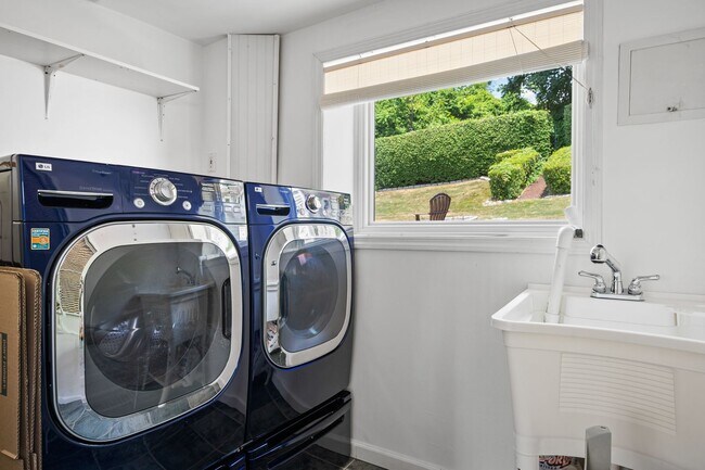 Building Photo - Spacious 3 Bed, 3 Bath