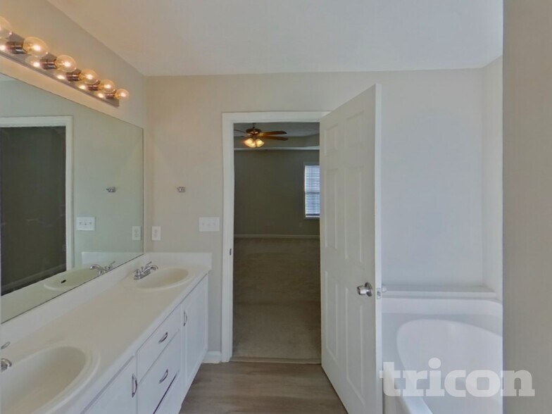 Building Photo - 348 Shadowbrooke Cir SW