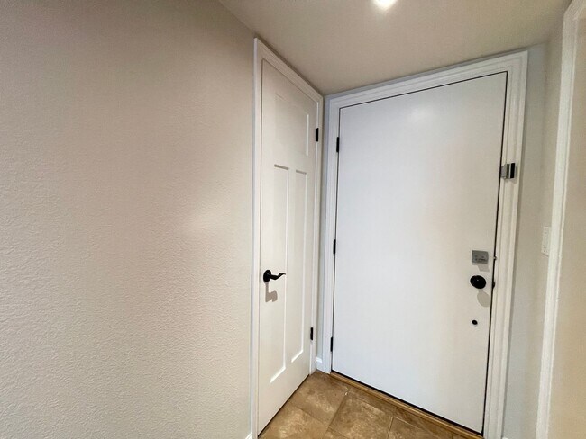 Building Photo - Prime Pasadena Condo