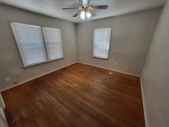 Building Photo - 3 bedroom 1 bathroom house with garage and...