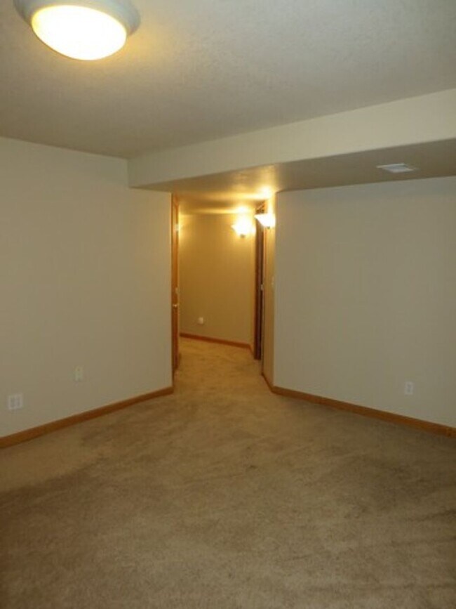 Building Photo - Spacious 5 bedroom home in Hunters Glen