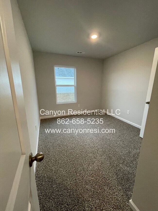 Building Photo - Great Location near everything, beautirul 4 Br 2 Bath