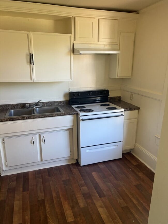 Building Photo - "Charming 2-Bedroom Retreat in Greenville – Ideal Location on W. 6th Street!"