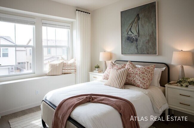 Building Photo - 1112 W Villa Theresa Dr