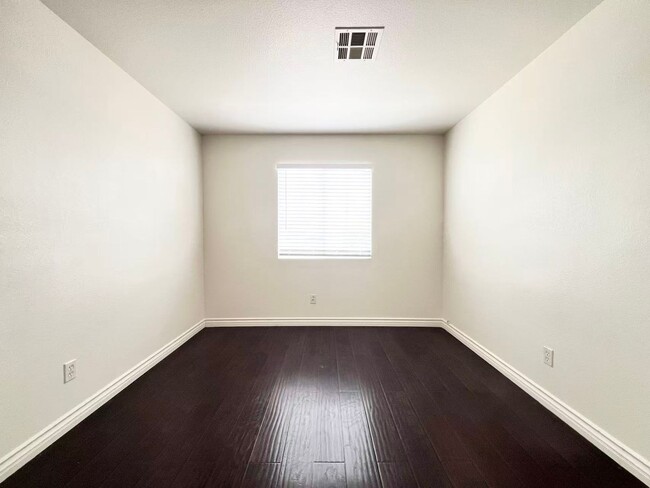 Building Photo - Beautiful two-story home